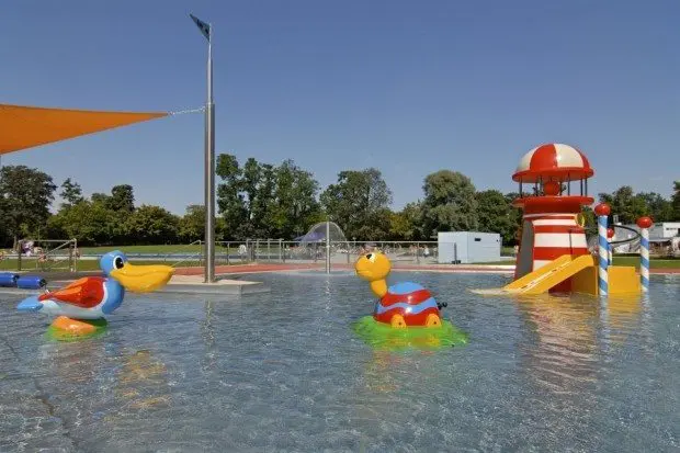 Schyrenbad Freibad Kinderplanschbecken Denise Krejci Kinderbecken Schyrenbad Geising