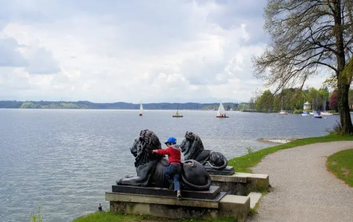 Brahmspromenade Löwen mit Kind