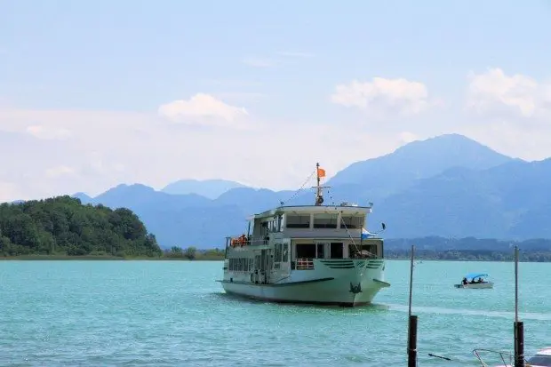 Chiemsee Frauninsel Boot legt an Schifffahrt Chiemsee