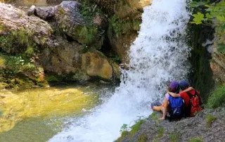 Kinder am Wasserfall