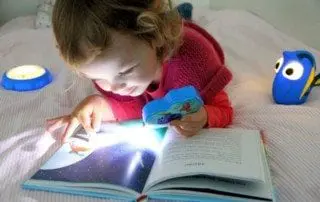 Kind liest im Bett mit Dorie Lampen