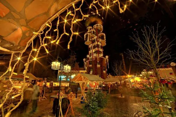 Weihnachtsmarkt am Kuchlbauer Turm Turmweihnacht Hundertwasser