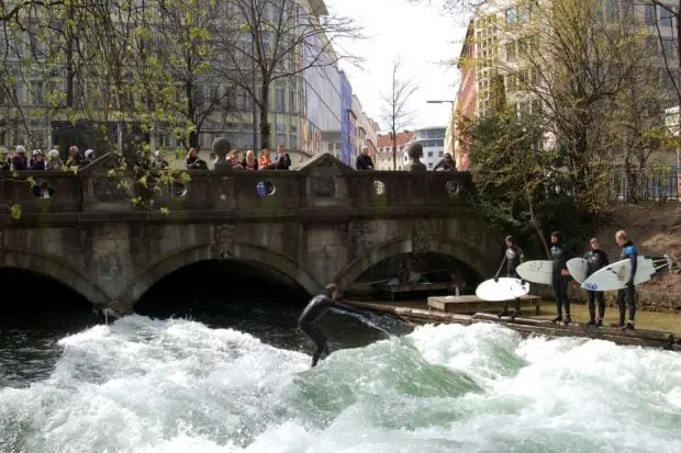 Englischer Garten Eisbach Surfer Suferwelle im Englischen Garten München