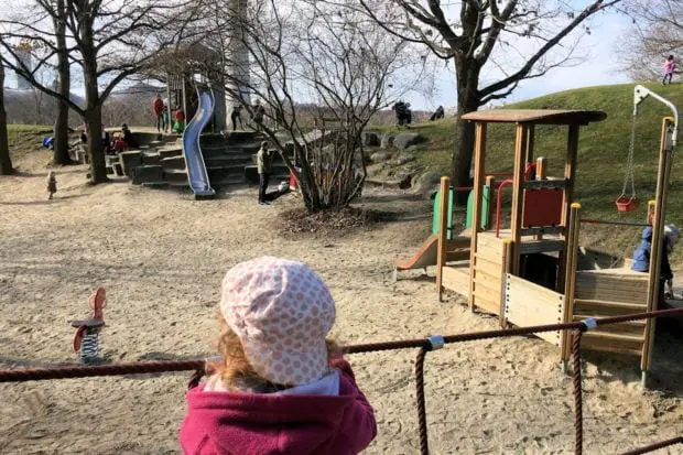 Kind Spielplatz Olympiaark München