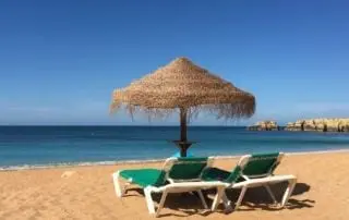 Strandliegen am Strand an der Algarve