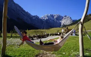 Hängematte auf dem Spielplatz am Ahornboden