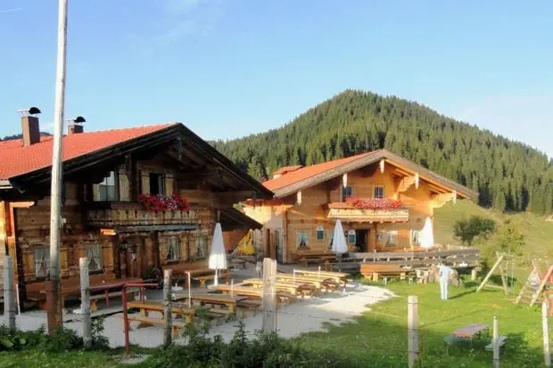 Ansicht Burgeralm mit Terrasse