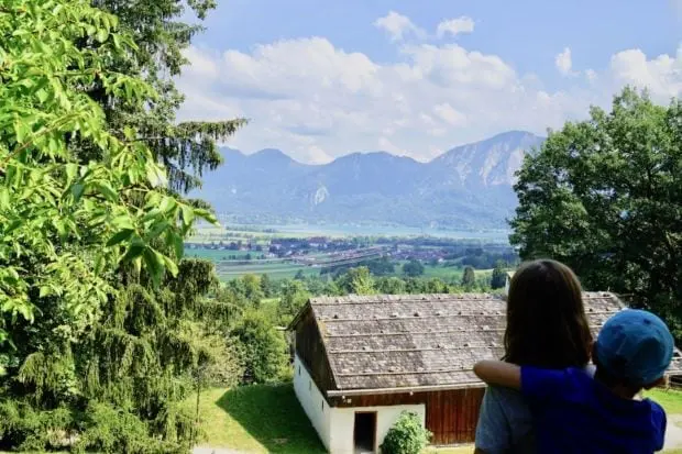 Glentleiten-Freilichtmuseum-seeblick-berge