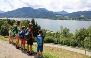 Kinder schauen auf den Tegernsee