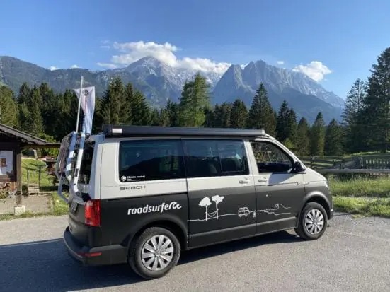 Deutschland_Garmisch-Partenkirchen_Layla Bashi Mueller_ BEACH HOSTEL DELUXE T6_Mai-30-2020 Camperbus vor Alpenkulisse
