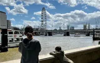 Kinder in London mit Blick auf the London eye