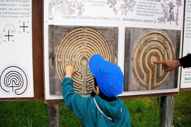 Kloster Benediktbeuern Fingerlabyrinth https://www.kimapa.de/2014/05/moorwanderung-kloster-benediktbeuern/