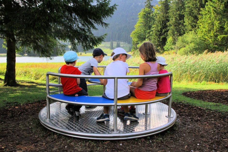 Kinder auf dem Spielplatz am Spitzingsee