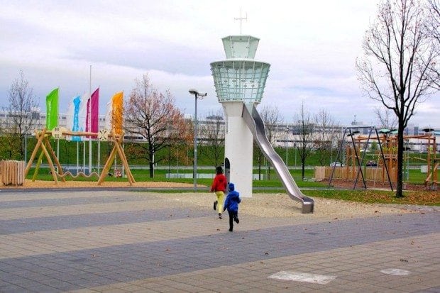 Kinder laufen zum Tower Flughafen Spielplatz