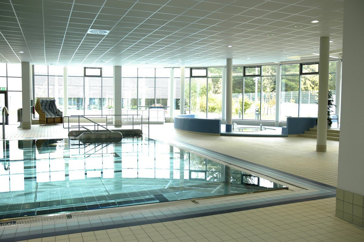 Grünwalder Freizeitpark Schwimmbad-innen-Presse