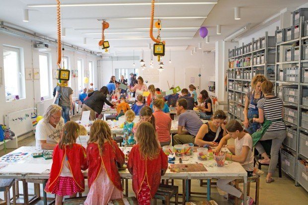 Kinder beim basteln im Kinderkunsthaus muenchen