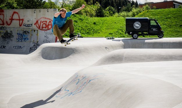 Skater bei einem Sprung