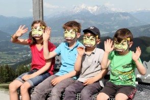 Kinder mit Masken Koboldkönig