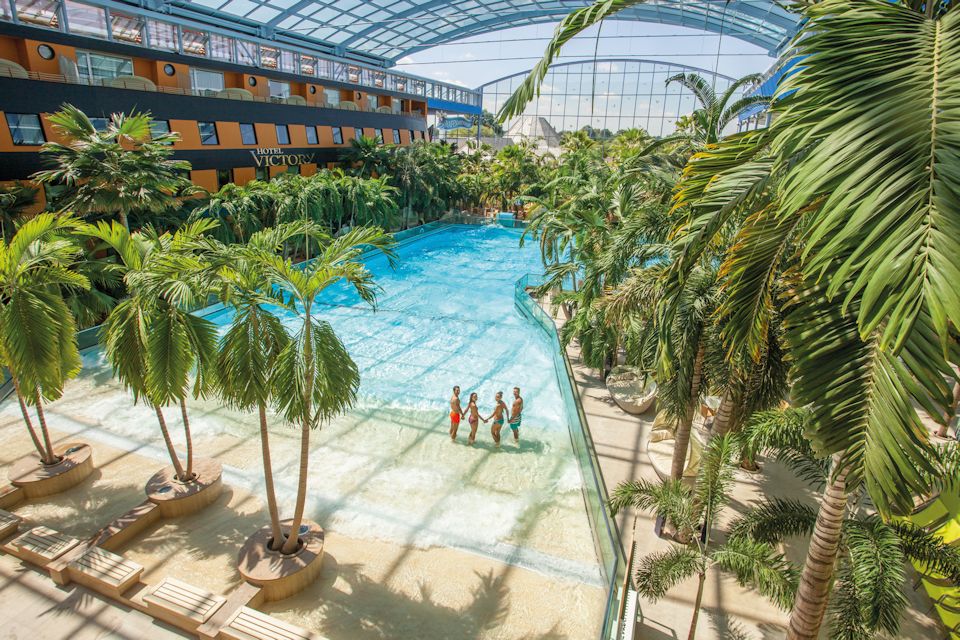 therme-erding-Wellenbad_Gruppe-in-der-Brandung