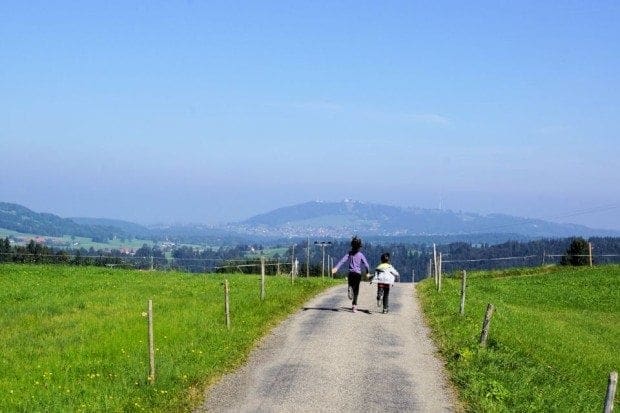 Kinder hüpfen Milchweg