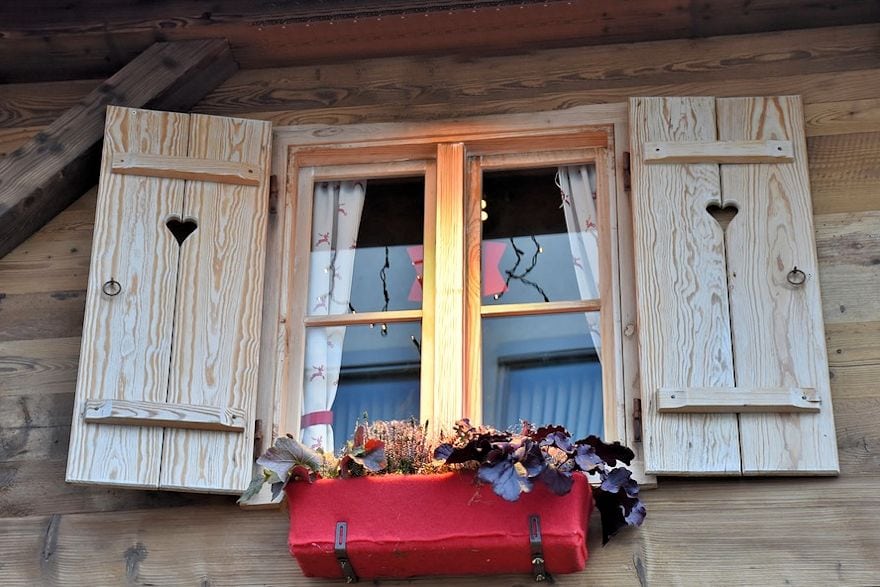 Reitsberger Hof Advent Fenster weihnachtlich geschmückt