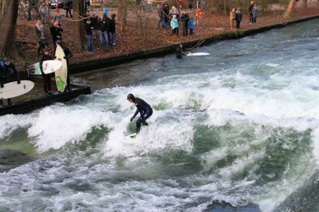 Surfer Eisbach München