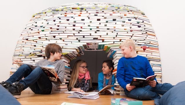 Kinder beim Lesen