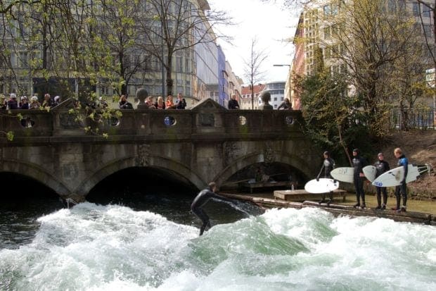 Suferwelle im Englischen Garten München