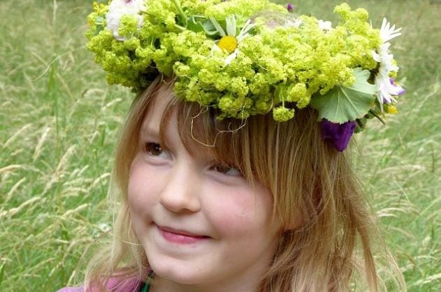 Kind mit Blumenschmuck