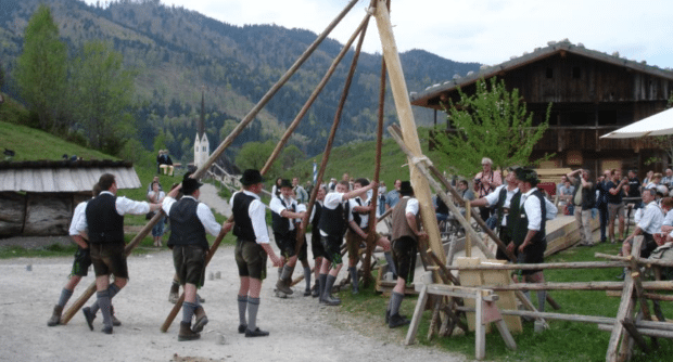 Maibaumaufstellen im Markus Wasmeier Freilichtmuseum