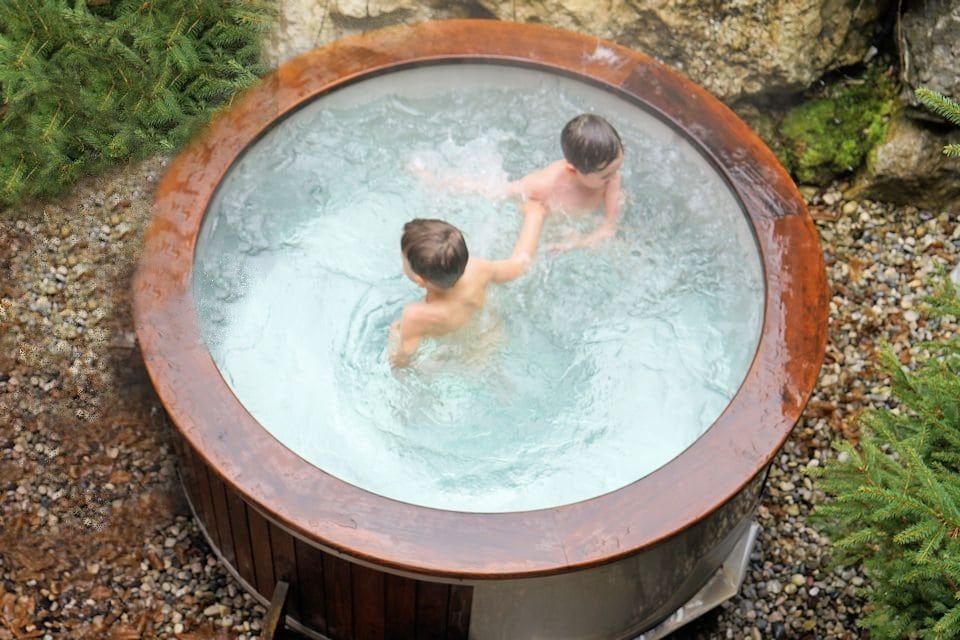 Luxuslodge Badezuber – Hot Tub Kinder im Zuber
