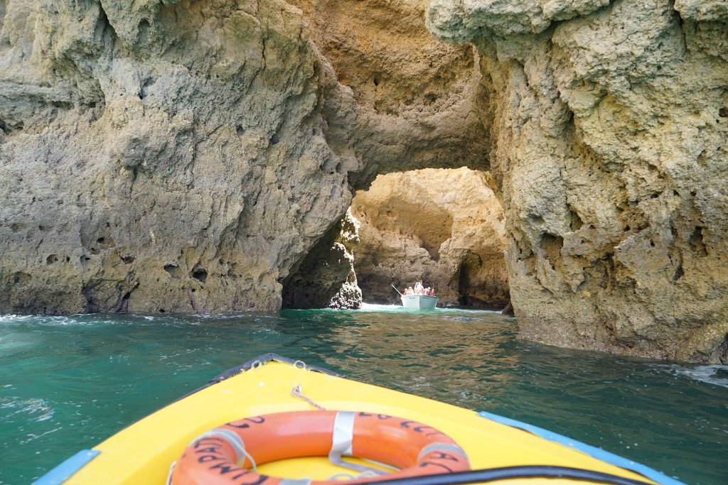 Grottenfahrt Lagos Algarve Boot vor Grotte in der Algarve