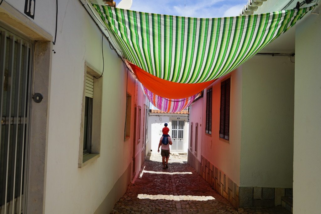Loule Algarve Portugal Tücher in den Gassen von Loule
