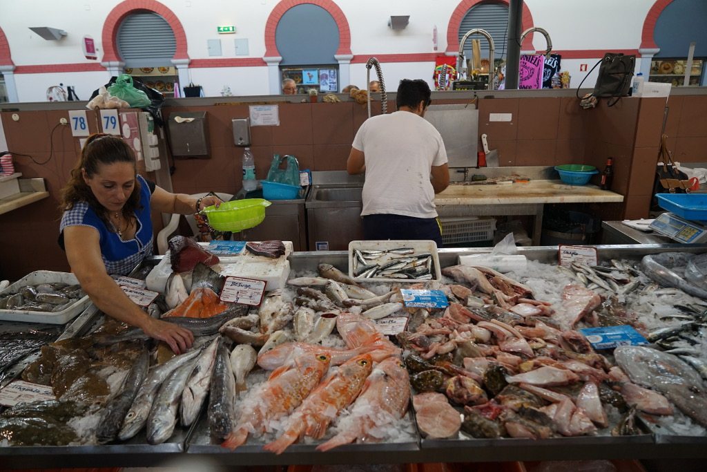 Fischstand Markthalle Loule Algarve Fischstand in der Markthalle