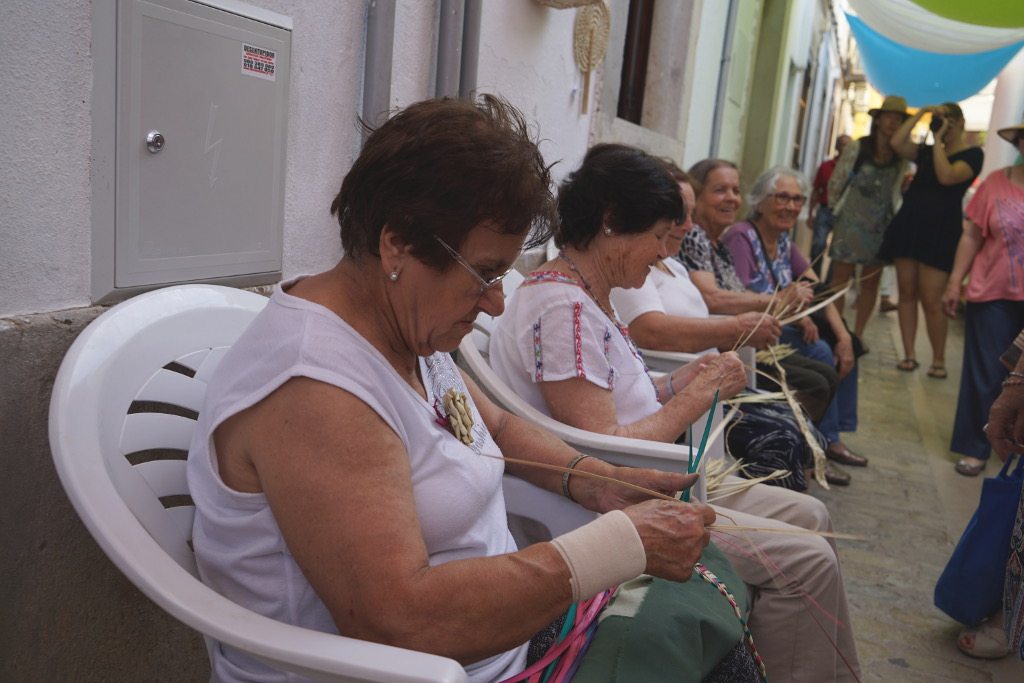 Palmzweige flechten frauen loule portugal Frauen flechten Palmzweige