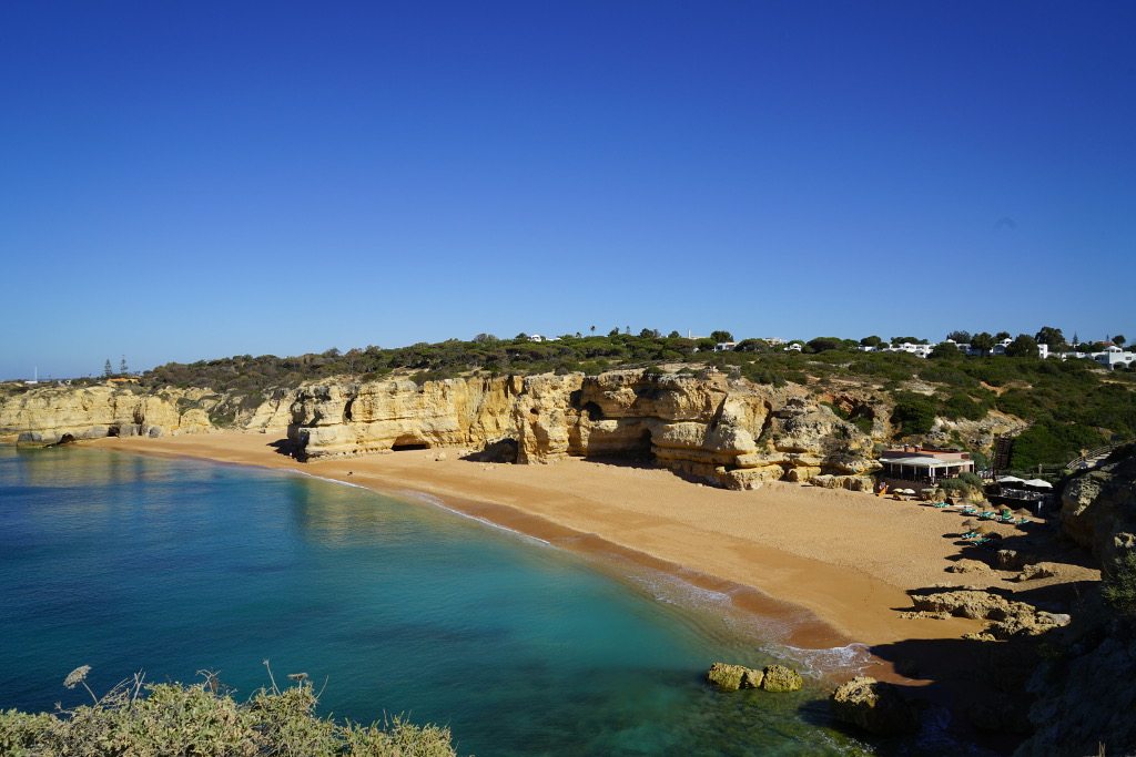 Strand an Algarve Strand de Coelha an der Algarve