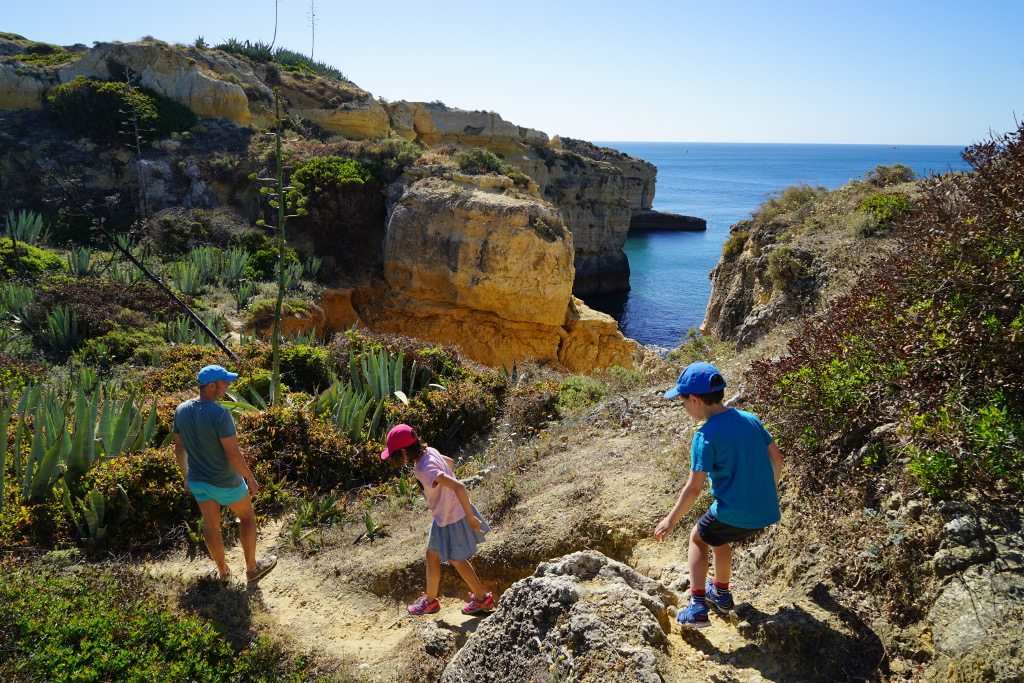 Kinder wandern auf den Felsklippen Algarve