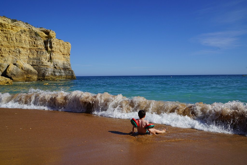 Atlantik Strand Algarve Portugal Kind am Strand an der Algarve