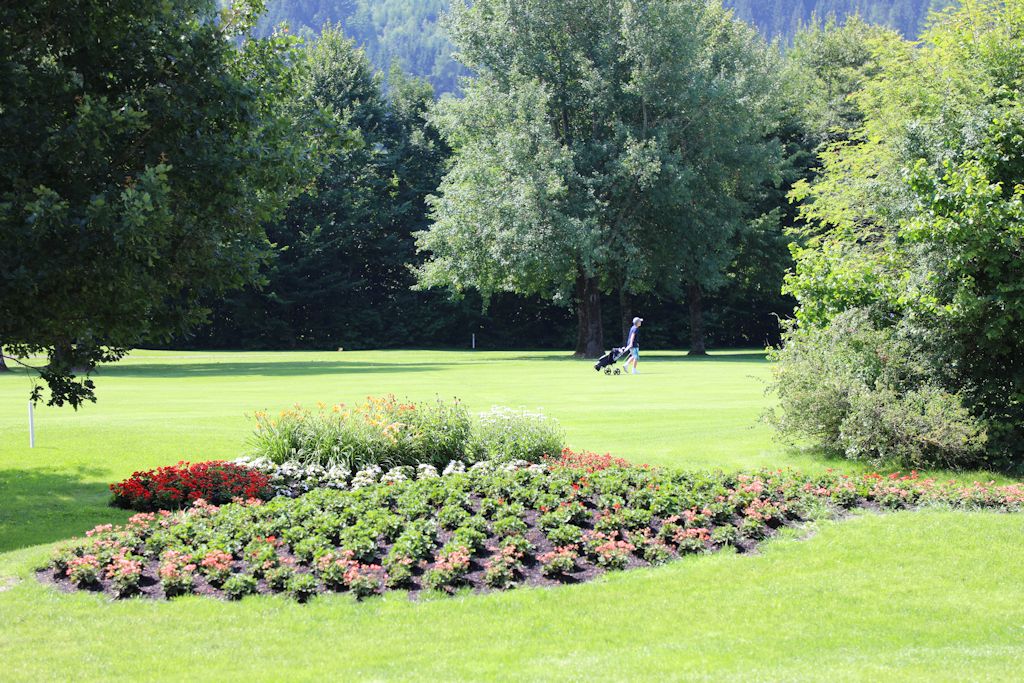 gut-weissenhof-junge-spielt-golf