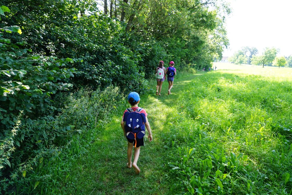 Penzberg Barfussweg Kinder auf der Wiesen Barfuss