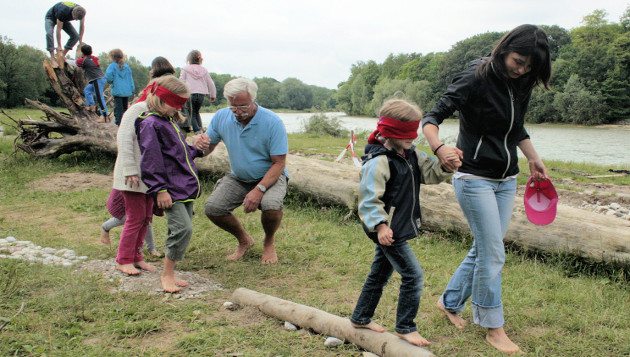 Kinder an der Isar