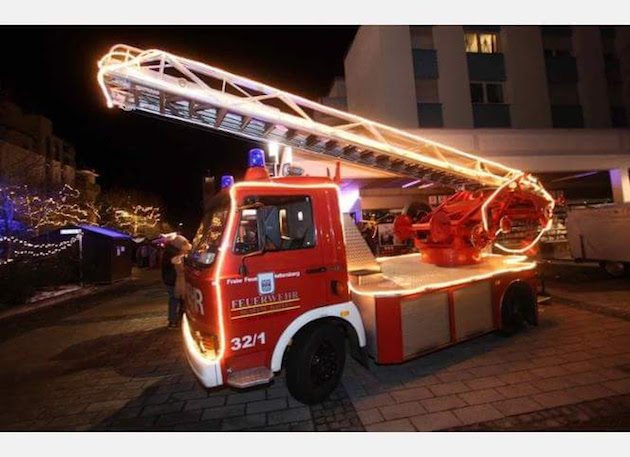 Feuerwehrauto weihnachtlich dekoriert
