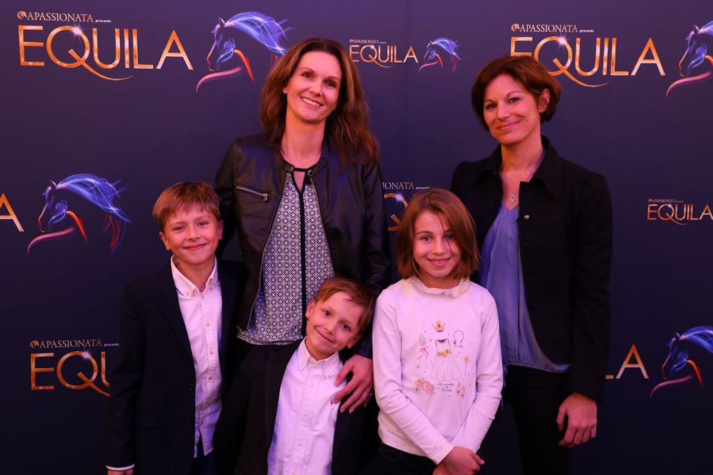 Equila Apassionata Kimapa Familienbesuch Isabella und Layla mit den Kindern vor der Equila-Wand