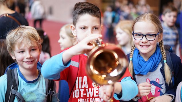 Kinder spiele Instrumente im Gasteig