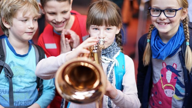 kinder im gasteig mit instrumenten