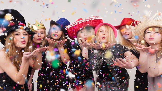 Frauen beim Fasching