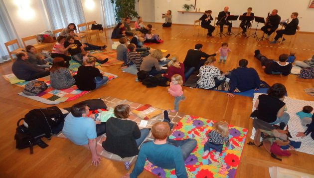 Eltern und Kinder beim Babykonnzert