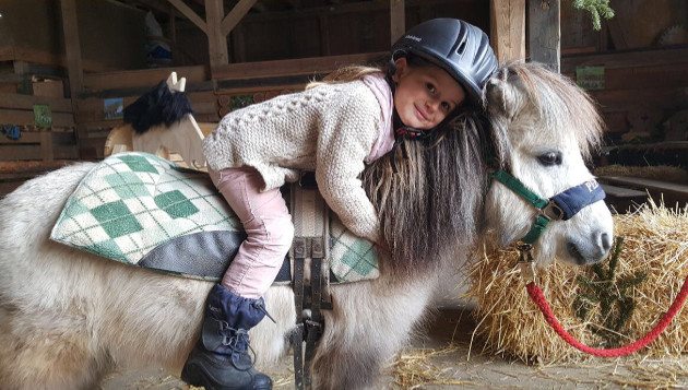 Mädchen auf einem Pony