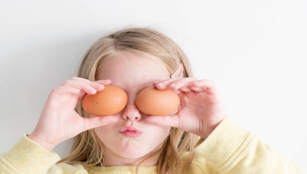 Kind mit Eiern vor den Augen