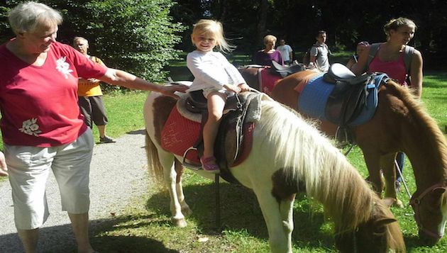 Mädchen reitet auf einem Pony